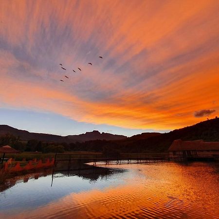 Dragon Peaks Mountain Resort Champagne Valley Bagian luar foto
